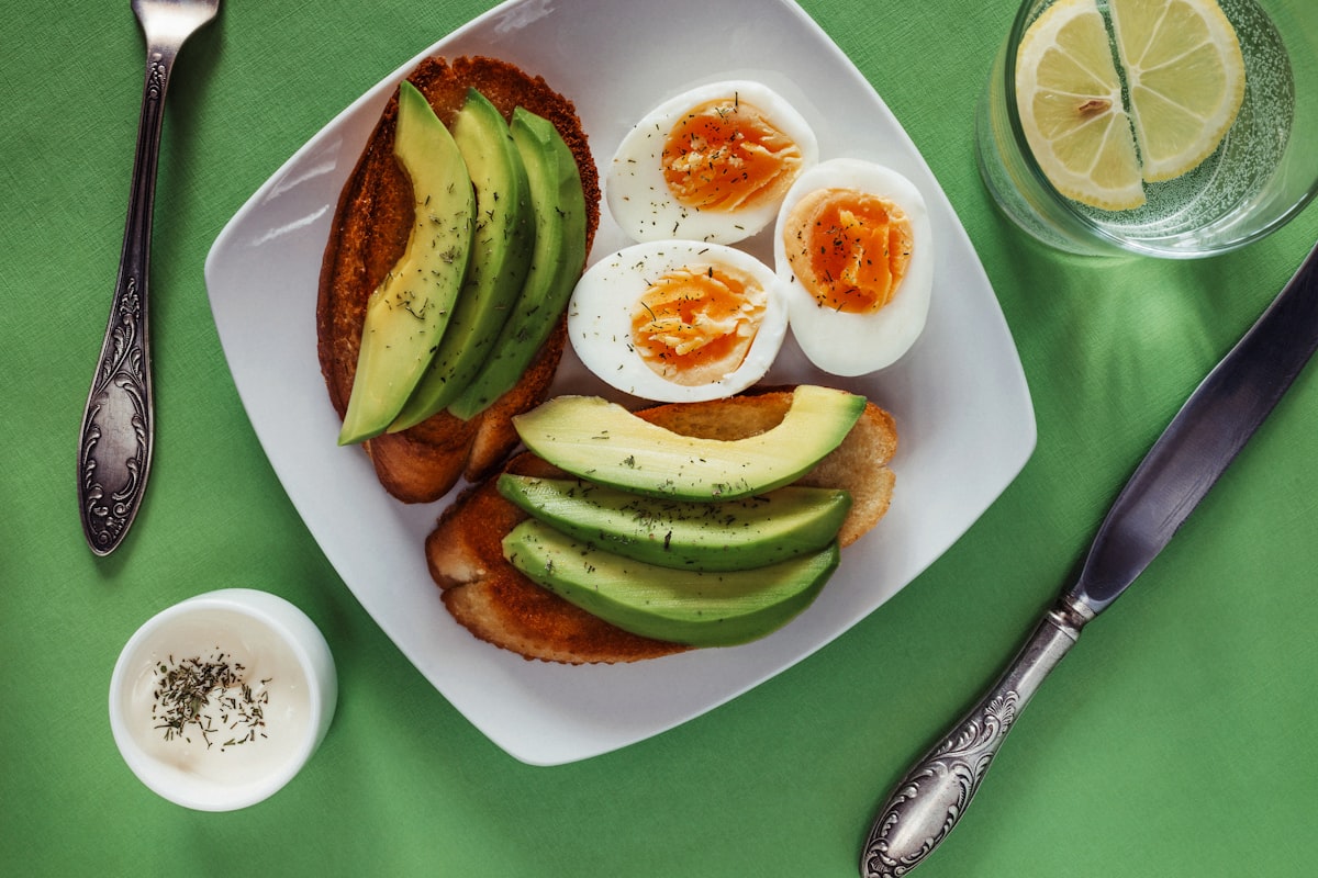 Tostadas de aguacate con huevo